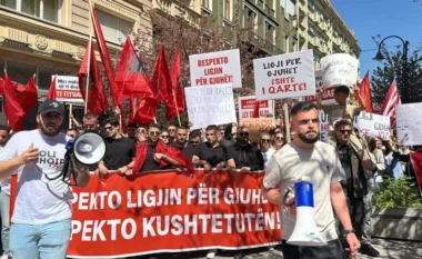 “Fillkov dorëheqje”, “Gjuha shqipe nuk negociohet” – protestojnë studentët shqiptarë në Shkup