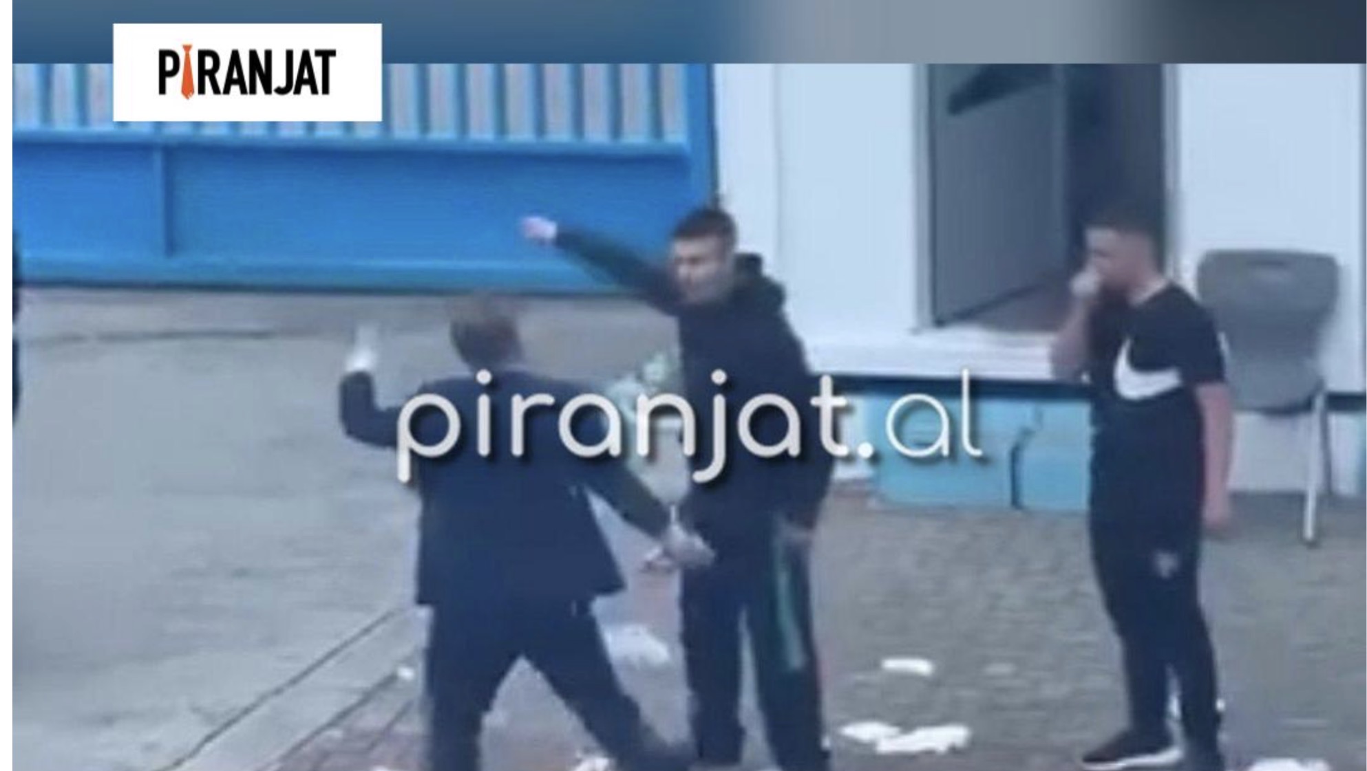 SKANDAL  Çmendet drejtori i shkollës në Elbasan  u merr ushqimin nga dora nxënësve dhe ushtron dhunë ndaj tyre  EMRI VIDEO 