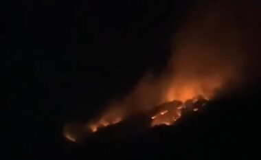 Flakë në malin e Koshnicës në Gramsh, ndërhyrja e zjarrfikësve e pamundur për shkak të terrenit të vështirë