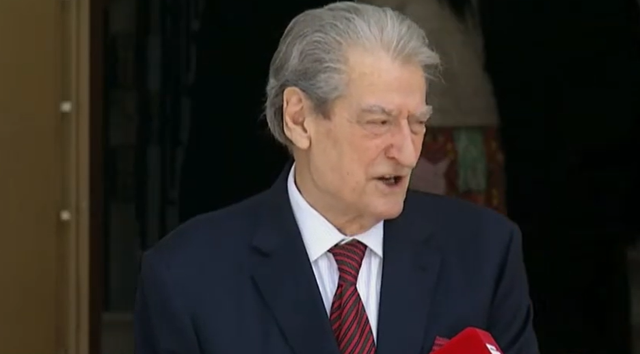 Pashka Ortodokse në Tiranë  Sali Berisha uron besimtarët ortodoksë  Të heqim këtë të keqe të madhe që na ka rënë për hise 