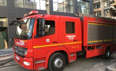 Zjarr masiv në pallatin pranë spitalit të Lushnjës! Dyshohet se 40-vjeçari i vuri flakën shtëpisë së tij dhe…