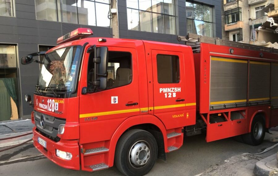 Zjarr masiv në pallatin pranë spitalit të Lushnjës  Dyshohet se 40 vjeçari i vuri flakën shtëpisë së tij dhe 