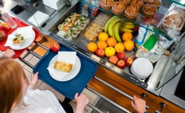 Anglia ndalon ushqimet e skuqura dhe me shumë sheqer në shkolla