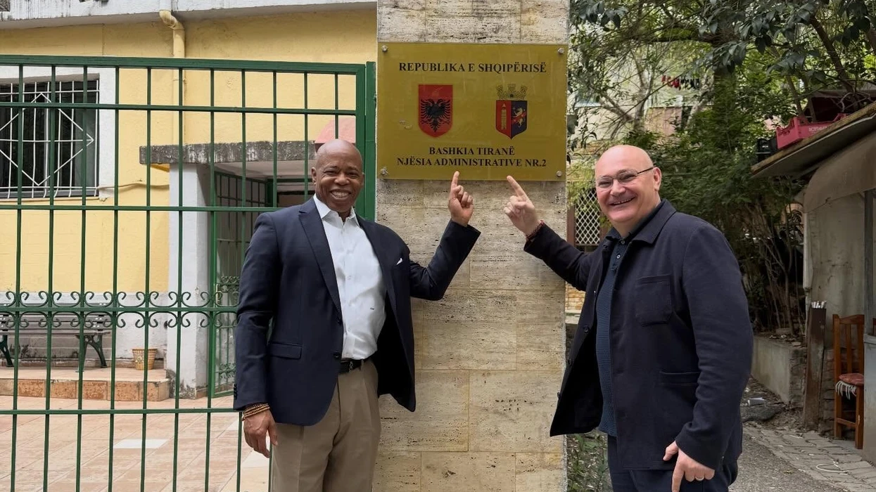 Ish kryebashkiaku Eric Adams merr shtetësinë shqiptare  regjistrohet si banor i Tiranës