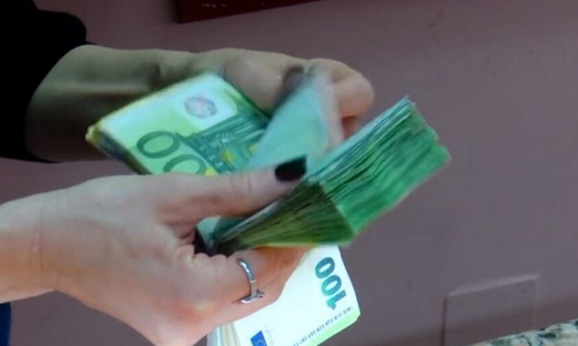 Euro dhe dollari me  surpriza   ja  lëvizjet  e kursit të këmbimit për ditën e sotme