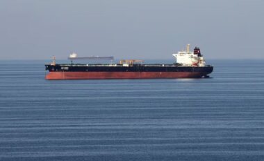 Irani mbylli Ngushticën e Hormuzit, sulme ndaj tre anijeve tregtare