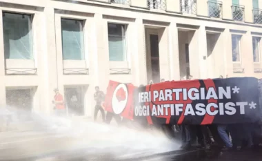 Protestë e dhunshme në Milano/ Qytetarët përplasen me policinë, fishekzjarrë dhe tymuese hidhen në Duomo