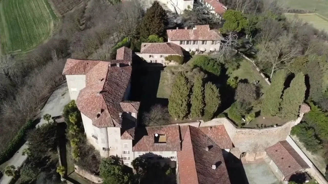 E rëndë në Itali  59 vjeçari shqiptar vret ish gruan dhe partnerin e saj të ri  më pas i jep fund jetës duke u hedhur nga kulla  Zbulohen detajet