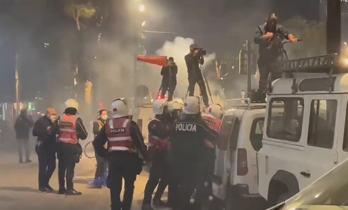 “U habit edhe shtetasi i huaj”, Berisha publikon pamjet dhe akuzon policinë: Dhunoi protestuesit