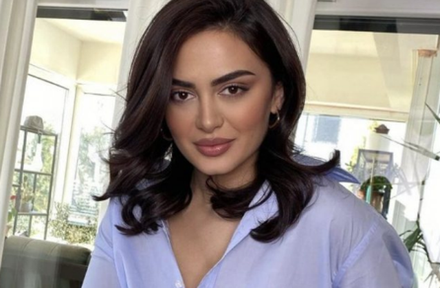 albina-kelmendi-ne-pritje-te-embel-kengetarja-publikon-fotografine-e-pare-gjate-shtatezanise