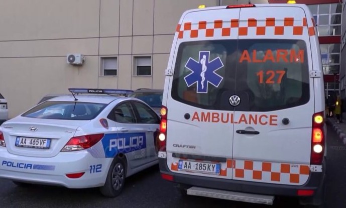 Përplasen  kokë më kokë  2 automjete në Laç  2 drejtuesit dhe 2 pasagjerët e lënduar dërgohen tek Trauma