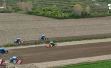 Katër dekada mbi traktor, fermeri i ‘bukës’: 60 hektarë me grurë i përmbyti Erzeni, asnjë kompensim…