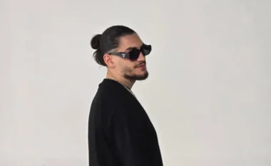 Adioni në një lidhje me këtë këngëtare të njohur?