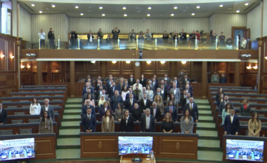Kuvendi i Kosovës mban një minutë heshtje për akademikun Rexhep Qosja