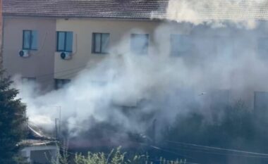 VIDEO/ Përfshihet nga flakët banesa në Korçë, shpëton mrekullisht familja