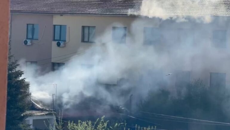 VIDEO/ Përfshihet nga flakët banesa në Korçë, shpëton mrekullisht familja