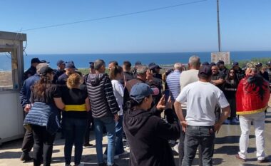 Resort turistik me firmën e Ballukut/ Banorët e Rrjollit sërish protestë, përplasen me policinë
