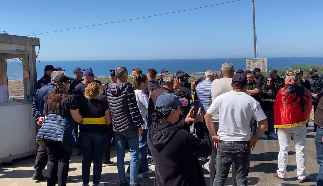 Resort turistik me firmën e Ballukut/ Banorët e Rrjollit sërish protestë, përplasen me policinë