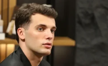 “Je ëndrra e çdo vajze”/ Media greke: Politikani i ri shqiptar që është bërë viral në TikTok për pamjen e tij