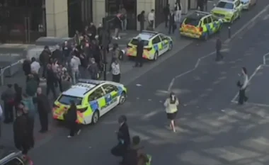 VIDEO/ Dyshohet për rrjedhje gazi, evakuohen pasagjerët në një stacion treni në Londër