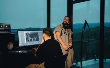 Çfarë fshihet pas postimit që bëri Gjesti? Misteri i “deles rozë” (FOTO)