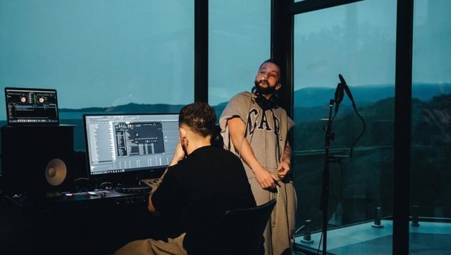 cfare-fshihet-pas-postimit-qe-beri-gjesti-misteri-i-deles-roze-foto