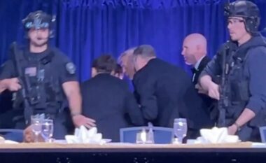 Të shtëna me armë zjarri në një darkë ku ndodhej Donald Trump, momenti kur evakuohet presidenti i SHBA-ve (VIDEO)