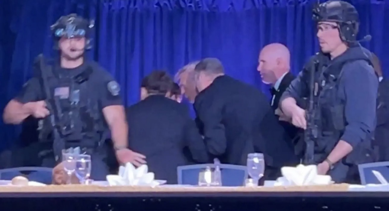 Të shtëna me armë zjarri në një darkë ku ndodhej Donald Trump, momenti kur evakuohet presidenti i SHBA-ve (VIDEO)