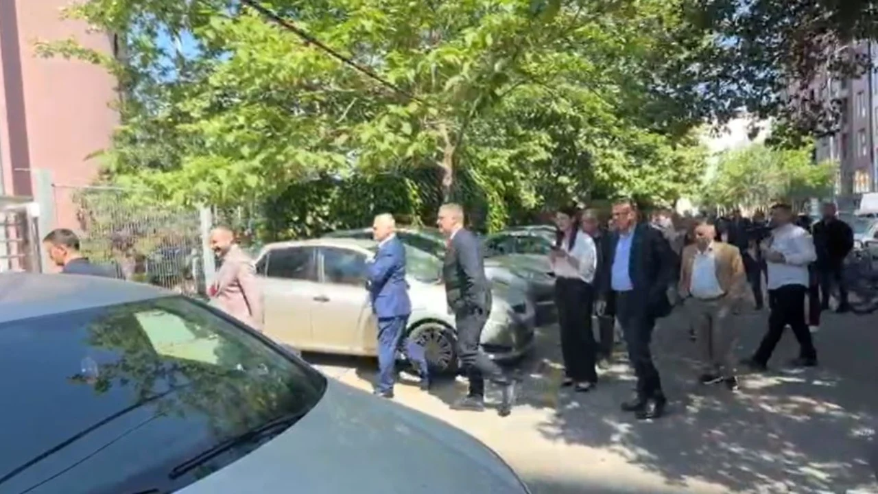 Gjyqi në themel për ish-presidentin Meta, deputetët e PL dhe PD mbërrijnë në GJKKO për të ndjekur seancën