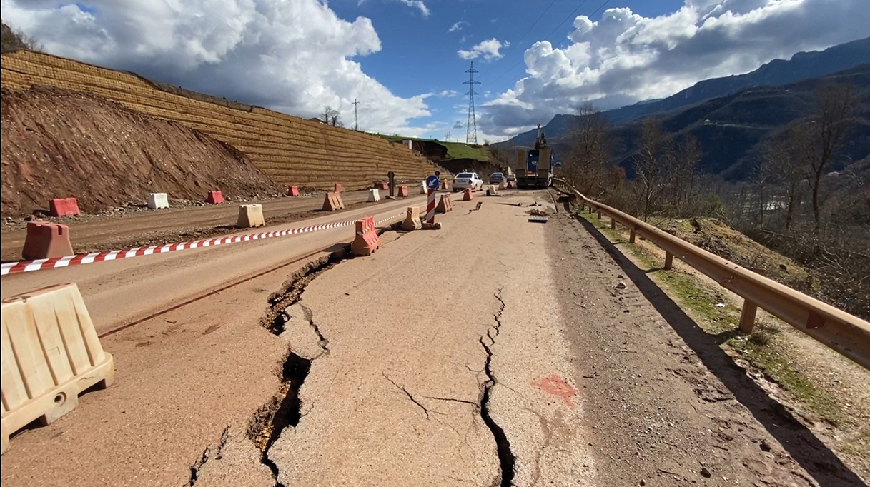 Dëmtimet e rrugëve dhe pagesa dyfishe nga taksapaguesit shqiptarë