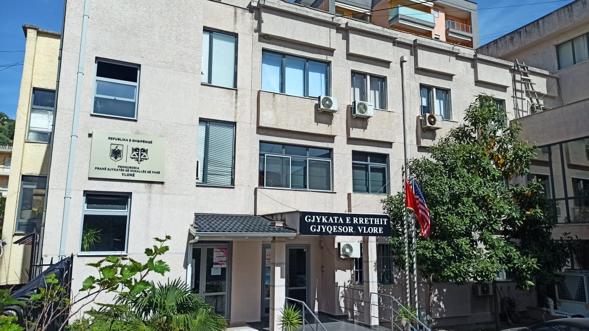 Nën akuzë për ndërtim të paligjshëm dhe shpërdorim detyre, Prokuroria e Vlorës dërgon për gjykim 7 persona, 4 prej tyre ish-zyrtarë të IMT-së