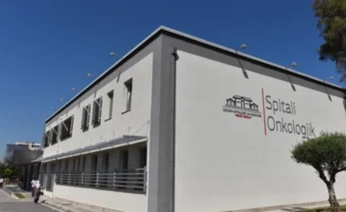 Dërgonin pacientët e onkologjikut në klinika private, Prokuroria e Tiranës mbyll hetimet, çon në gjyq zyrtarë e mjekë të QSUT, mes tyre edhe zv. drejtoreshën (EMRAT)