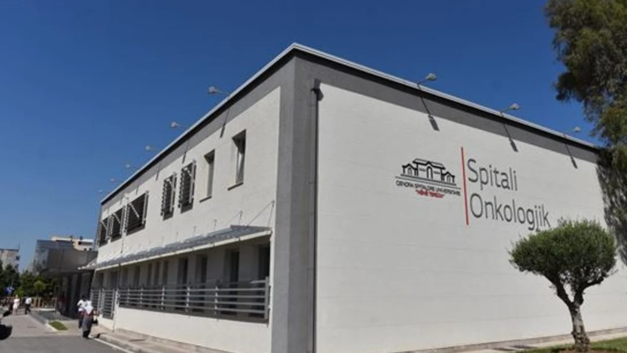 Dërgonin pacientët e onkologjikut në klinika private, Prokuroria e Tiranës mbyll hetimet, çon në gjyq zyrtarë e mjekë të QSUT, mes tyre edhe zv. drejtoreshën (EMRAT)