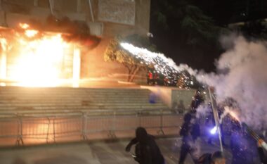 Protesta e opozitës dhe përplasjet me policinë, arrestohen 11 persona