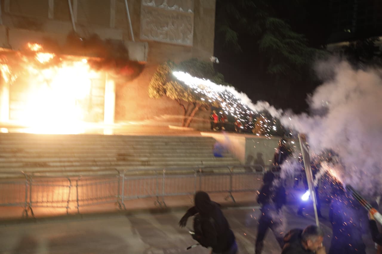 Protesta e opozitës dhe përplasjet me policinë, arrestohen 11 persona