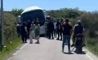 Autobusi me nxënës në Zvërnec del pjesërisht nga rruga dhe bllokon qarkullimin