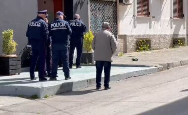 VIDEO/ Përlesheje e dhunshme mes të rinjve në Korçë, një person përfundon në spital