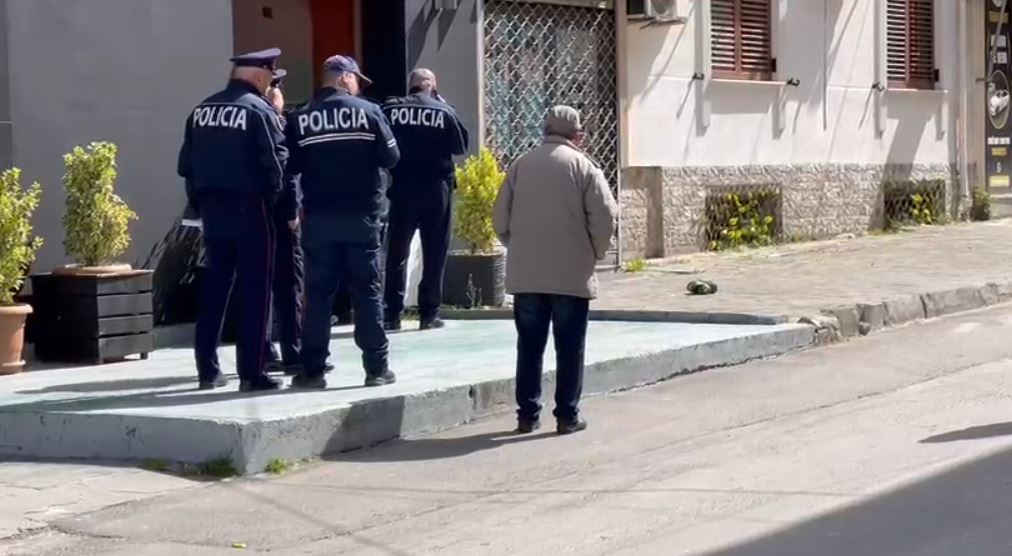 VIDEO/ Përlesheje e dhunshme mes të rinjve në Korçë, një person përfundon në spital