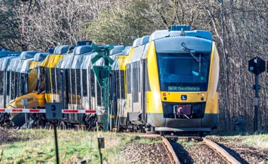 Aksident i rëndë në Danimarkë/ Dy trena përplasen me njëri-tjetrin, raportohet për disa të plagosur