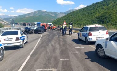 Aksident i rëndë në rrugën Librazhd–Elbasan/ Makinat bëhen copash, raportohet për një viktimë dhe 6 të plagosur