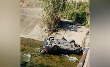 Aksident në Elbasan, makina përfundon në përroin e Zaranikës