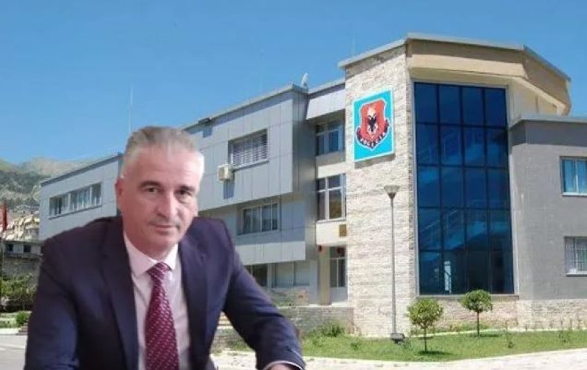 Ndalohet në Kakavijë ish drejtori i Shërbimeve Komunitare  u shpall në kërkim sepse punonjësi humbi jetën pasi ra nga kati i dytë  EMRI 