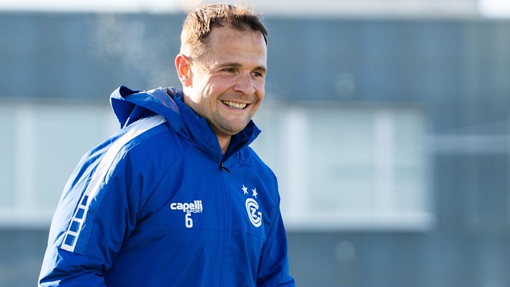 ZYRTARE  Abrashi e mbyll karrierën në Shqipëri  Ish mesfushori i Kombëtares firmos kontratën e re