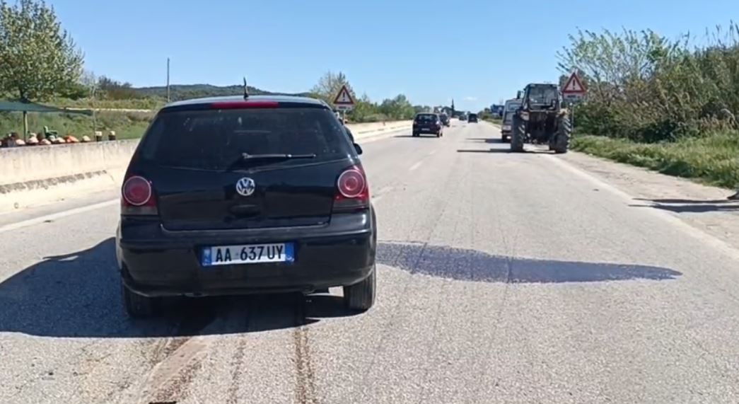 Aksident në autostradën Rrogozhinë Lushnje  3 persona përfundojnë në spital