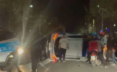 Makina nuk i bindet urdhrit për të ndaluar, aksidenton mjetin e policisë, plagosen dy efektivë (VIDEO)