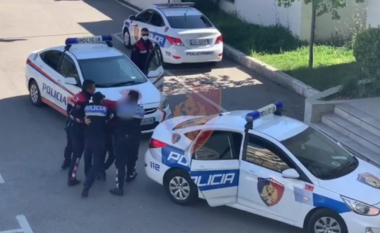 Arsenal armësh dhe lëndë narkotike, arrestohet 59-vjeçari, dyshohet se i ka trafikuar me qëllim shitjen në Shijak