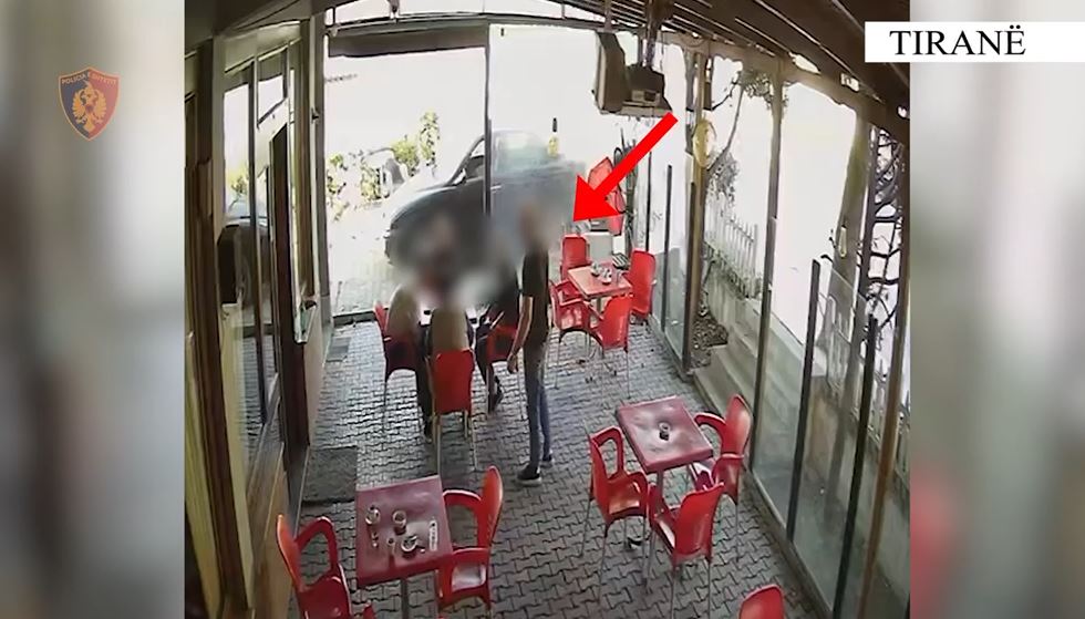 VIDEO  Momente paniku në një lokal në Tiranë  tentoi të vriste me armë një 38 vjeçar  arrestohet 50 vjeçari  EMRI 