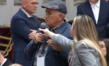 Samiti i Diasporës/ Minatori përplaset me Ballën: Këtë vend nuk e ndërtoni ju, tentohet t’i merret mikrofoni (VIDEO)