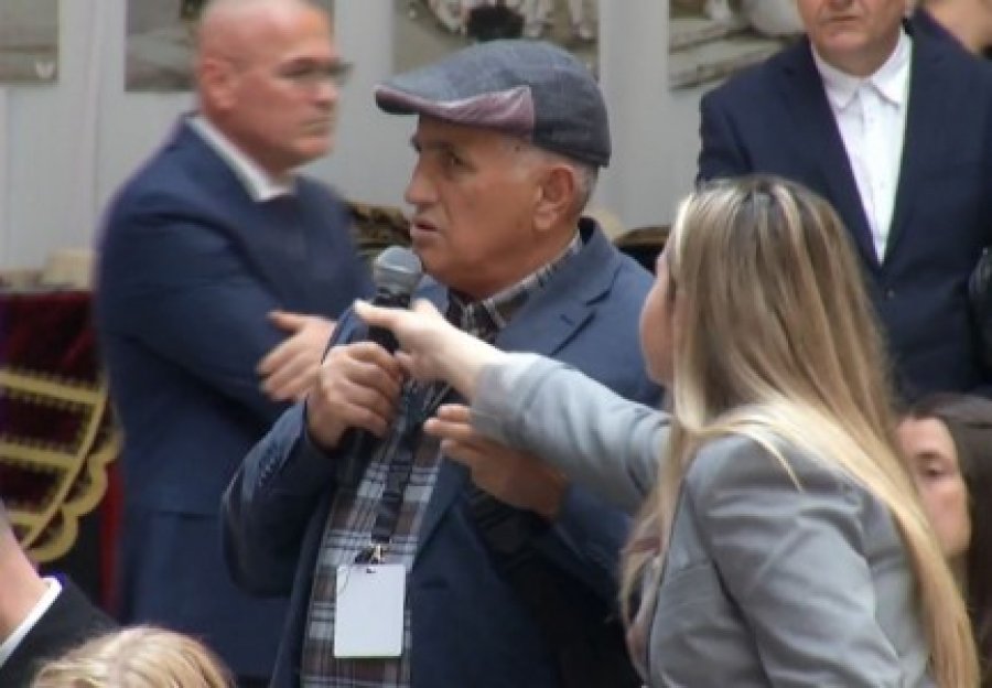 Samiti i Diasporës  Minatori përplaset me Ballën  Këtë vend nuk e ndërtoni ju  tentohet t i merret mikrofoni  VIDEO 