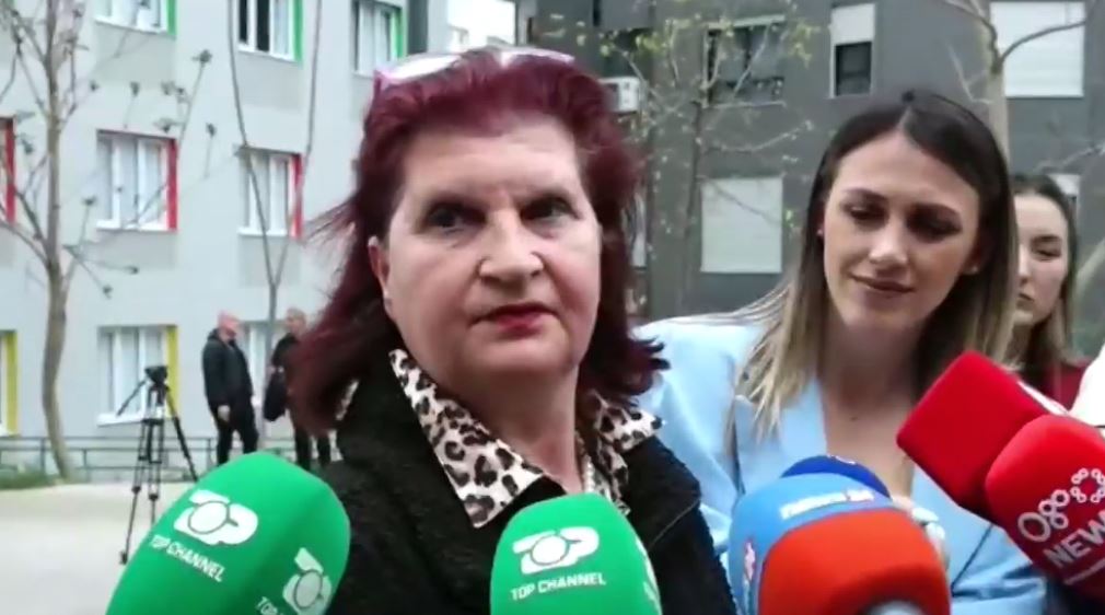 gruaja-kerkon-njeriun-e-afert-ne-pallatin-qe-u-perfshi-nga-flaket-nuk-kam-asnje-kontakt-ka-fikur-edhe-telefonin-nuk-e-di-cfare-ka-ndodhur